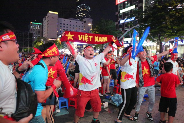 Hàng nghìn CĐV ở phố đi bộ Nguyễn Huệ vỡ oà vui sướng khi ĐT nữ Việt Nam giành HCV Seagames 32 - Ảnh 6.