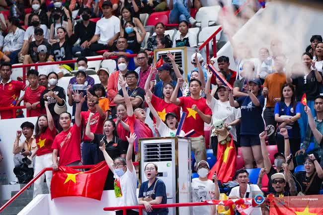 CĐV Việt Nam biến sân khách thành sân nhà, cổ vũ cực cháy cho ĐT bóng rổ nữ Việt Nam - Ảnh 3.