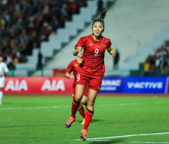 Đội trưởng Huỳnh Như ăn mừng như Ronaldo khi ghi bàn cho ĐT nữ Việt Nam ở chung kết SEA Games 32 - Ảnh 4.