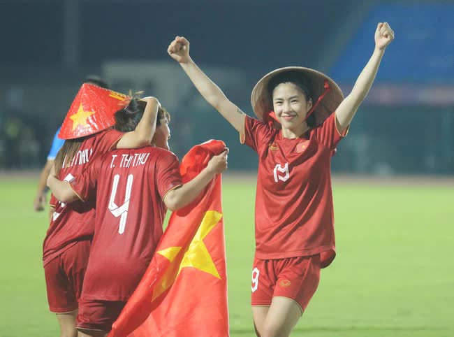 ĐT nữ Việt Nam ăn mừng cuồng nhiệt khi tạo nên kỉ lục vô tiền khoáng hậu tại SEA Games 32 - Ảnh 5.