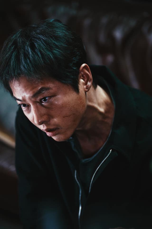Ai ngờ Song Joong Ki cũng có ngày xuống sắc thế này: Trai hư da đen nhẻm, hoá ra là để nhập vai ở phim dự Cannes 2023 - Ảnh 1.
