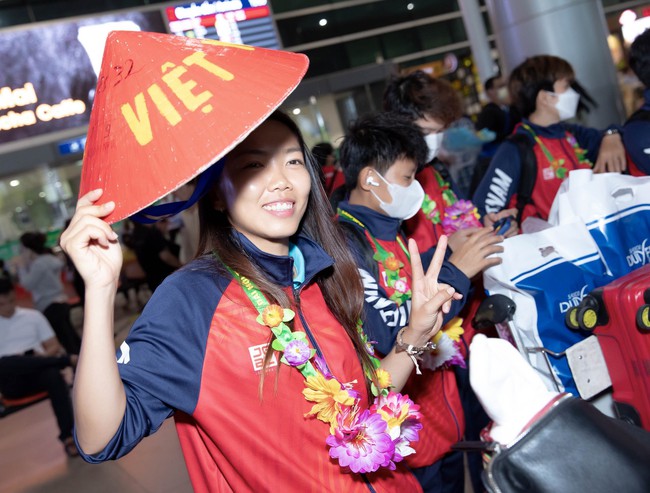 Nhà vô địch bóng đá nữ SEA Games 32 đã về tới Việt Nam: Huỳnh Như tự hào khoe nón lá, Chương Thị Kiều học làm “phóng viên” - Ảnh 3.