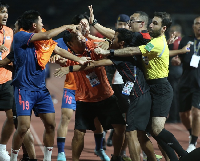 Màn hỗn chiến chưa từng có tại SEA Games: Cầu thủ hoá võ sĩ, ẩu đả đổ máu phải nhận mưa thẻ đỏ - Ảnh 1.