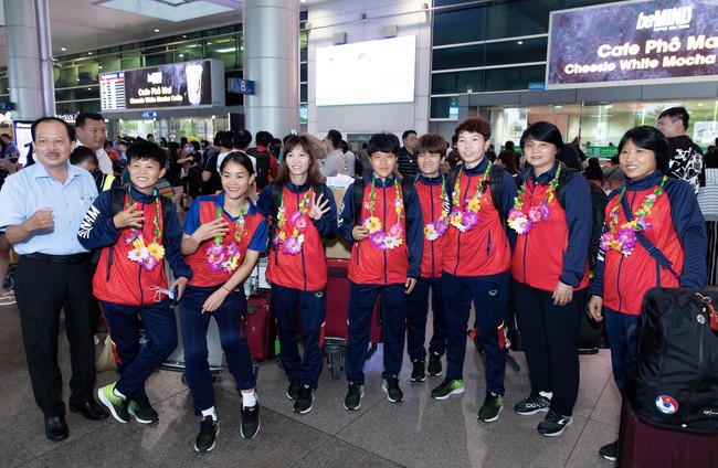 Nhà vô địch bóng đá nữ SEA Games 32 đã về tới Việt Nam: Huỳnh Như tự hào khoe nón lá, Chương Thị Kiều học làm “phóng viên” - Ảnh 1.