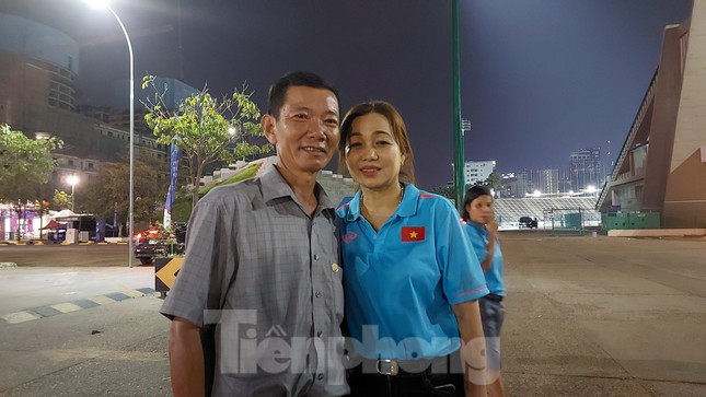 Sau tấm huy chương V&agrave;ng lịch sử, nghe ba m&aacute; Huỳnh Như kể xấu con g&aacute;i - Ảnh 1.