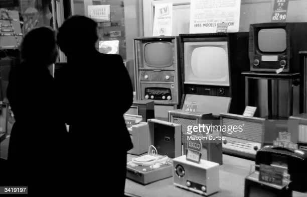 Bí mật rùng rợn bên trong chiếc TV mà phòng khách nhà ai cũng có: Cứ ngỡ vô tri, hóa ra chúng vẫn đang nhìn lén bạn mỗi ngày! - Ảnh 1. Bí mật rùng rợn bên trong chiếc TV mà phòng khách nhà ai cũng có: Cứ ngỡ vô tri, hóa ra chúng vẫn đang nhìn lén bạn mỗi ngày! - Ảnh 1.