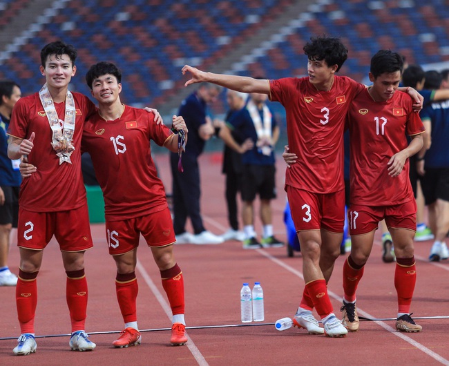 U22 Việt Nam nhận bão chấn thương sau tấm huy chương đồng SEA Games 32 - Ảnh 8.