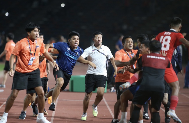 Màn hỗn chiến chưa từng có tại SEA Games: Cầu thủ hoá võ sĩ, ẩu đả đổ máu phải nhận mưa thẻ đỏ - Ảnh 9.