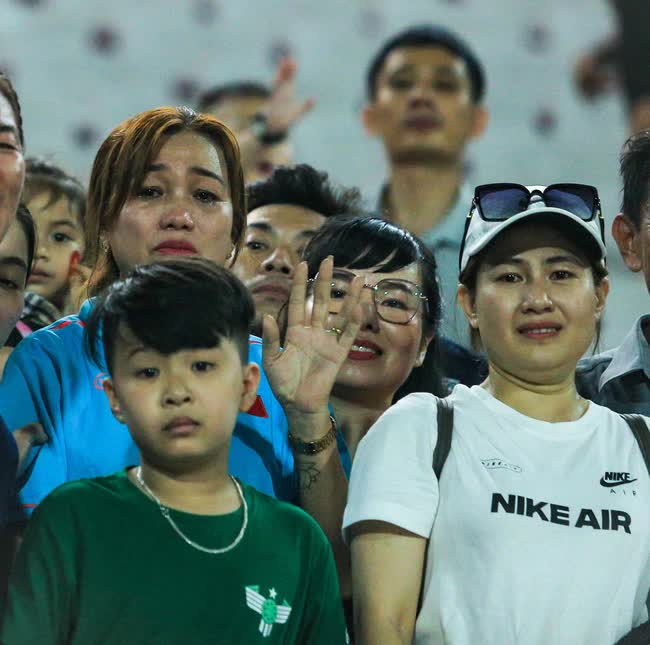 Mẹ Huỳnh Như nước mắt gi&agrave;n giụa tr&ecirc;n kh&aacute;n đ&agrave;i sau khi chứng kiến con g&aacute;i v&agrave; tuyển Việt Nam gi&agrave;nh HCV - Ảnh 2.