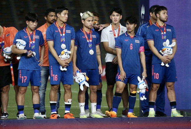 Cầu thủ U22 Thái Lan thất thần sau trận chung kết có 7 thẻ đỏ, tạo ra bức ảnh kỷ niệm buồn nhất SEA Games 32 - Ảnh 6.