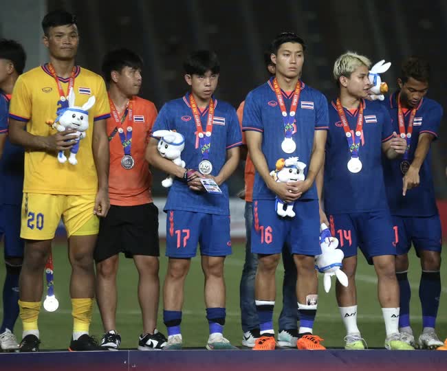 Cầu thủ U22 Thái Lan thất thần sau trận chung kết có 7 thẻ đỏ, tạo ra bức ảnh kỷ niệm buồn nhất SEA Games 32 - Ảnh 5.