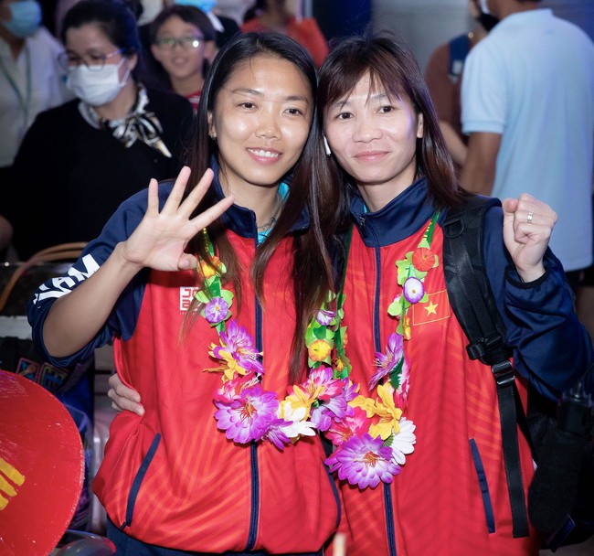 Nhà vô địch bóng đá nữ SEA Games 32 đã về tới Việt Nam: Huỳnh Như tự hào khoe nón lá, Chương Thị Kiều học làm “phóng viên” - Ảnh 7.