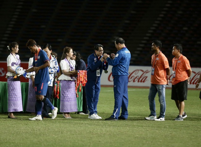 Cầu thủ U22 Thái Lan thất thần sau trận chung kết có 7 thẻ đỏ, tạo ra bức ảnh kỷ niệm buồn nhất SEA Games 32 - Ảnh 3.