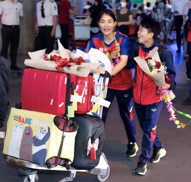 Nhà vô địch bóng đá nữ SEA Games 32 đã về tới Việt Nam: Huỳnh Như tự hào khoe nón lá, Chương Thị Kiều học làm “phóng viên” - Ảnh 6.