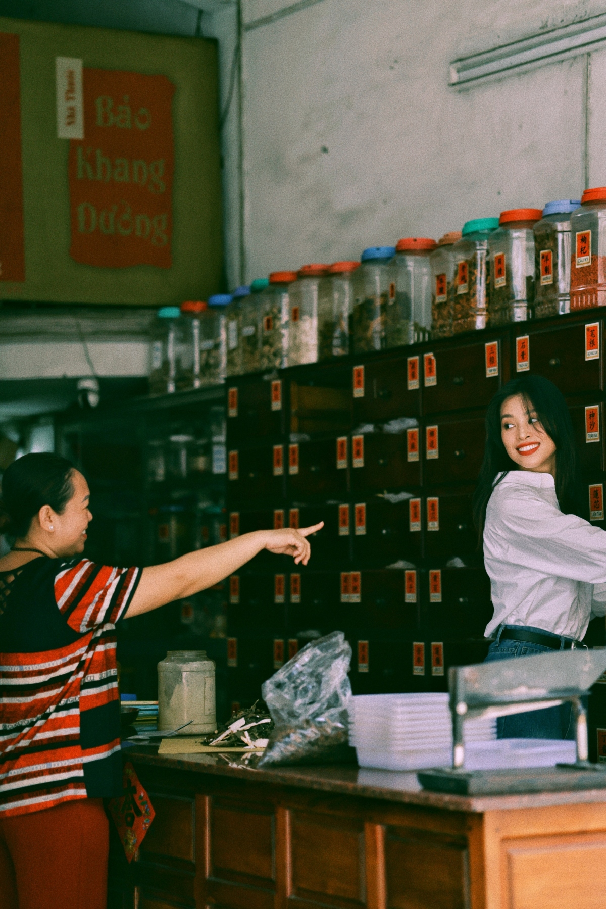 Nhan sắc kiều diễm của Hoa hậu Tiểu Vy trong bộ ảnh thập niên 90 - Ảnh 5.