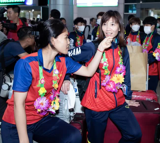Nhà vô địch bóng đá nữ SEA Games 32 đã về tới Việt Nam: Huỳnh Như tự hào khoe nón lá, Chương Thị Kiều học làm “phóng viên” - Ảnh 5.
