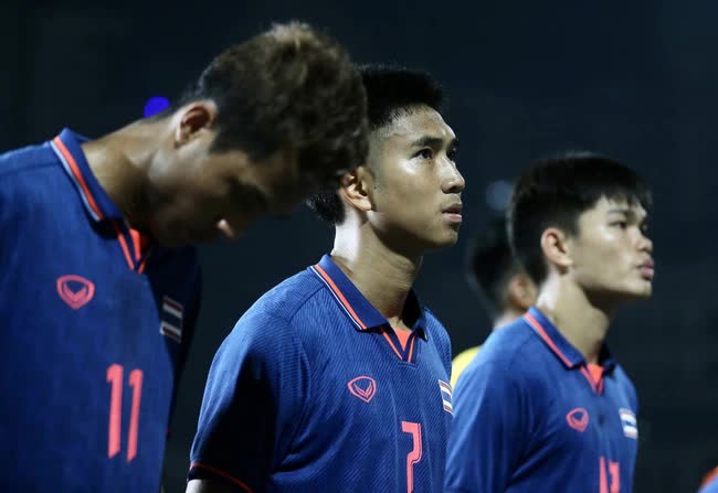 Cầu thủ U22 Thái Lan thất thần sau trận chung kết có 7 thẻ đỏ, tạo ra bức ảnh kỷ niệm buồn nhất SEA Games 32 - Ảnh 1.