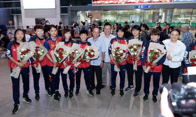 Nhà vô địch bóng đá nữ SEA Games 32 đã về tới Việt Nam: Huỳnh Như tự hào khoe nón lá, Chương Thị Kiều học làm “phóng viên” - Ảnh 4.