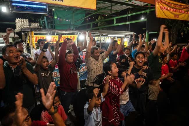 Fan Indonesia ném pháo sáng, đi bão xuyên đêm sau khi đội nhà thắng cảm xúc Thái Lan vô địch SEA Games - Ảnh 8.