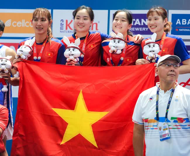 Nữ VĐV bóng rổ bật khóc, ôm tạm biệt chị em song sinh họ Trương về Mỹ sau SEA Games 32 - Ảnh 6.