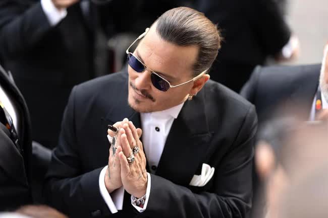 Johnny Depp khóc khi nhận 7 phút vỗ tay, được biển người hâm mộ chào đón ở LHP Cannes 2023 - Ảnh 3.