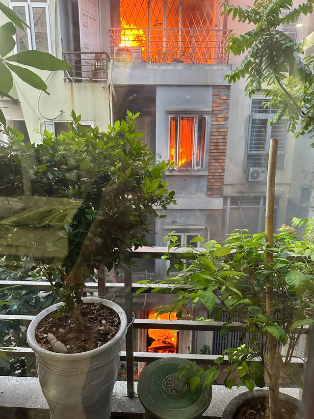 N&oacute;ng: Ch&aacute;y lớn tại căn nh&agrave; 4 tầng ở H&agrave; Nội, 2 b&eacute; trai c&ugrave;ng gia đ&igrave;nh leo ban c&ocirc;ng tho&aacute;t th&acirc;n - Ảnh 4.
