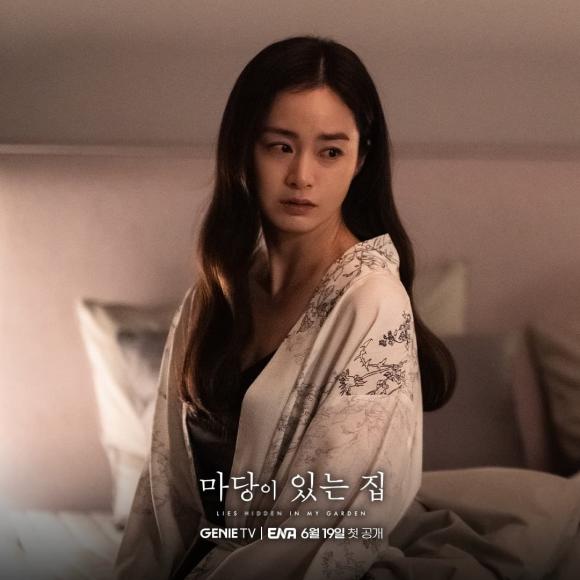 Kim Tae Hee đầy căng thẳng trong loạt ảnh mới của Lies Hidden In My Garden - Ảnh 2.