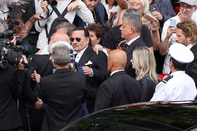 Johnny Depp khóc khi nhận 7 phút vỗ tay, được biển người hâm mộ chào đón ở LHP Cannes 2023 - Ảnh 2.