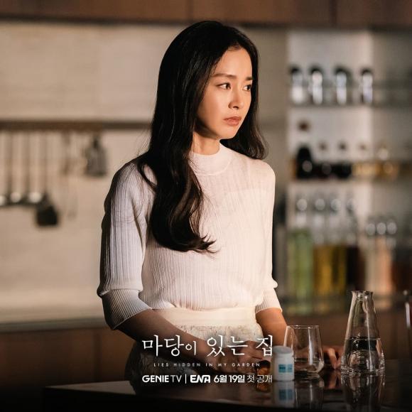 Kim Tae Hee đầy căng thẳng trong loạt ảnh mới của Lies Hidden In My Garden - Ảnh 1.