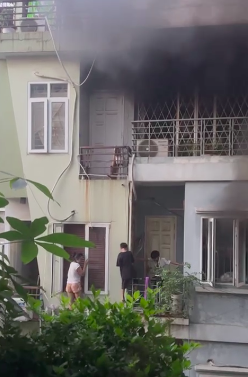 N&oacute;ng: Ch&aacute;y lớn tại căn nh&agrave; 4 tầng ở H&agrave; Nội, 2 b&eacute; trai c&ugrave;ng gia đ&igrave;nh leo ban c&ocirc;ng tho&aacute;t th&acirc;n - Ảnh 2.