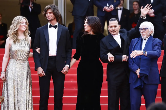 Thảm đỏ Cannes 2023: Phạm Băng Băng và bà hoàng showbiz Thái so kè Công chúa Elle Fanning, Johnny Depp nhận phản ứng bất ngờ sau vụ ly hôn - Ảnh 11.