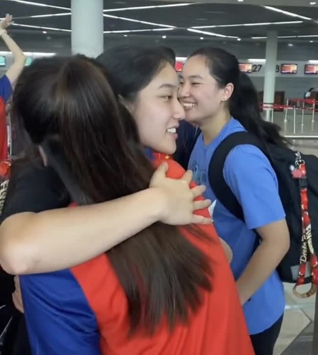Nữ VĐV bóng rổ bật khóc, ôm tạm biệt chị em song sinh họ Trương về Mỹ sau SEA Games 32 - Ảnh 2.