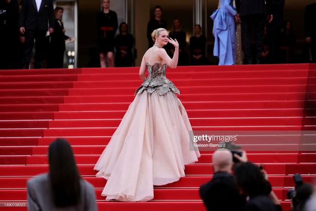 Thảm đỏ Cannes 2023: Phạm Băng Băng và bà hoàng showbiz Thái so kè Công chúa Elle Fanning, Johnny Depp nhận phản ứng bất ngờ sau vụ ly hôn - Ảnh 7.