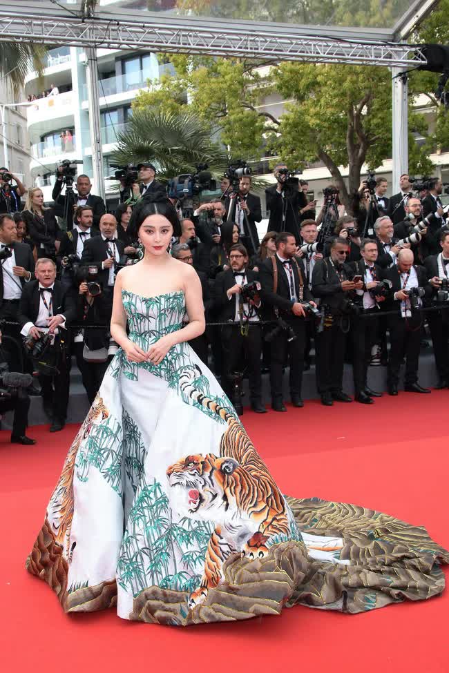 Thảm đỏ Cannes Phạm Băng Băng và bà hoàng showbiz Thái so kè Công chúa Elle Fanning