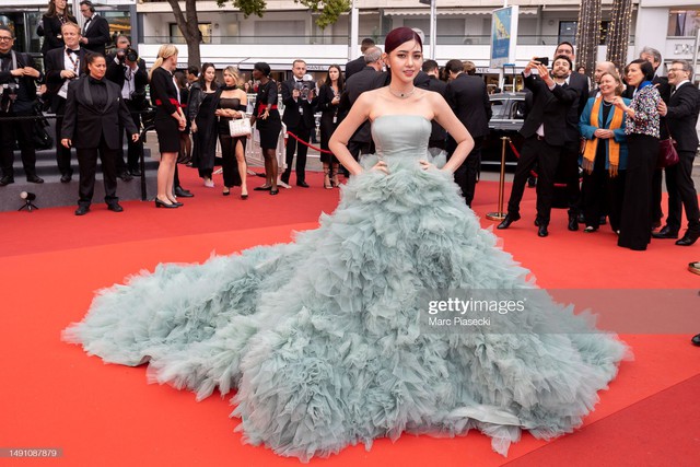 Thảm đỏ Cannes ngày 2: Rosé (BLACKPINK) và dàn sao đình đám khiến fan 'điêu đứng'