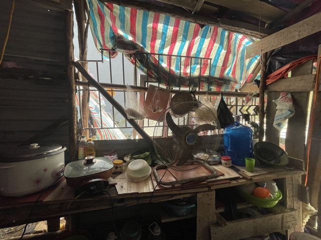 Hà Nội: Nắng nóng hơn 40 độ C vắt kiệt sức lực của những người lao động sống trong lán trại tạm - Ảnh 2.
