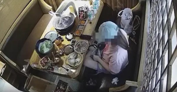 Nh&agrave; h&agrave;ng buffet vạch trần h&agrave;nh vi phản cảm của kh&aacute;ch h&agrave;ng qua camera - Ảnh 2.