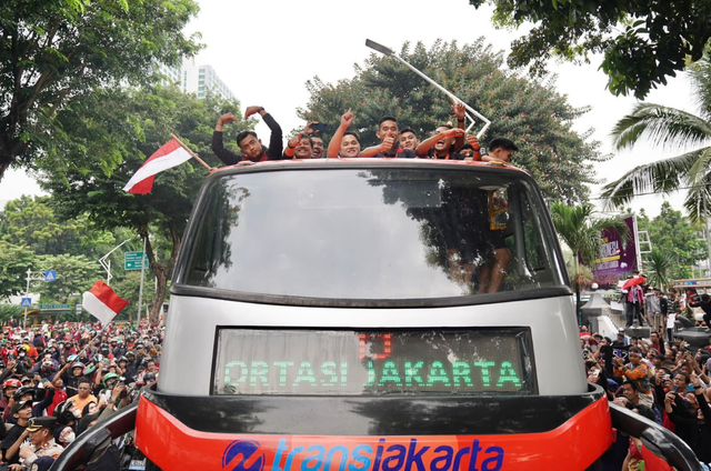 Biển người chào mừng U22 Indonesia sau tấm HCV SEA Games, 100 hội CĐV đứng kín các con phố - Ảnh 7.