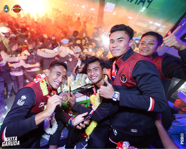 Biển người chào mừng U22 Indonesia sau tấm HCV SEA Games, 100 hội CĐV đứng kín các con phố - Ảnh 3.