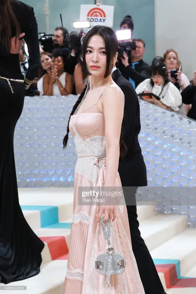 Bóc trần nhan sắc thật của Song Hye Kyo qua ống kính tử thần và cam thường tại Met Gala 2023, liệu có bớt lung linh? - Ảnh 4.