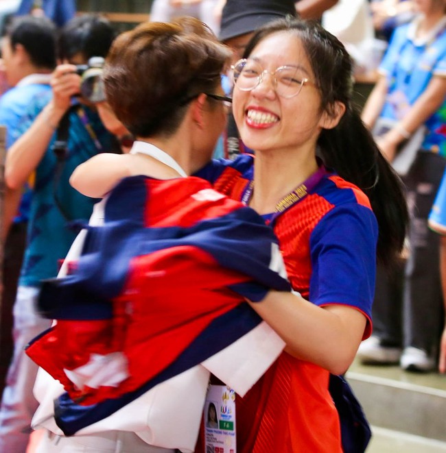 Nữ trọng tài xinh đẹp rơi nước mắt khi Việt Nam giành Huy chương vàng đầu tiên ở SEA Games 32 - Ảnh 3.