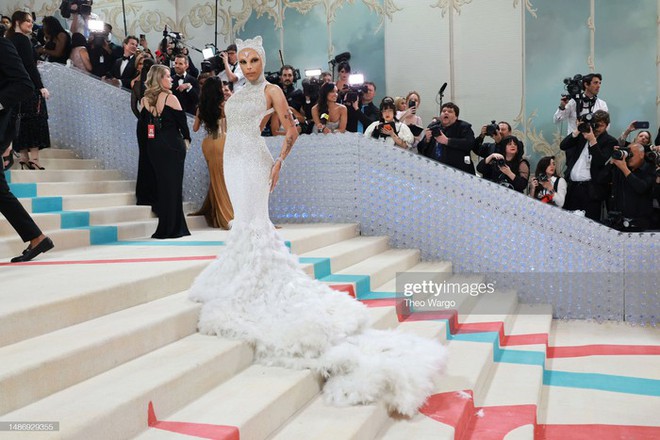 Met Gala 2023: Doja Cat có hành động lạ sau lưng Jennie, 1 ngôi sao giấu diện mạo theo cách gây sốc - Ảnh 6.