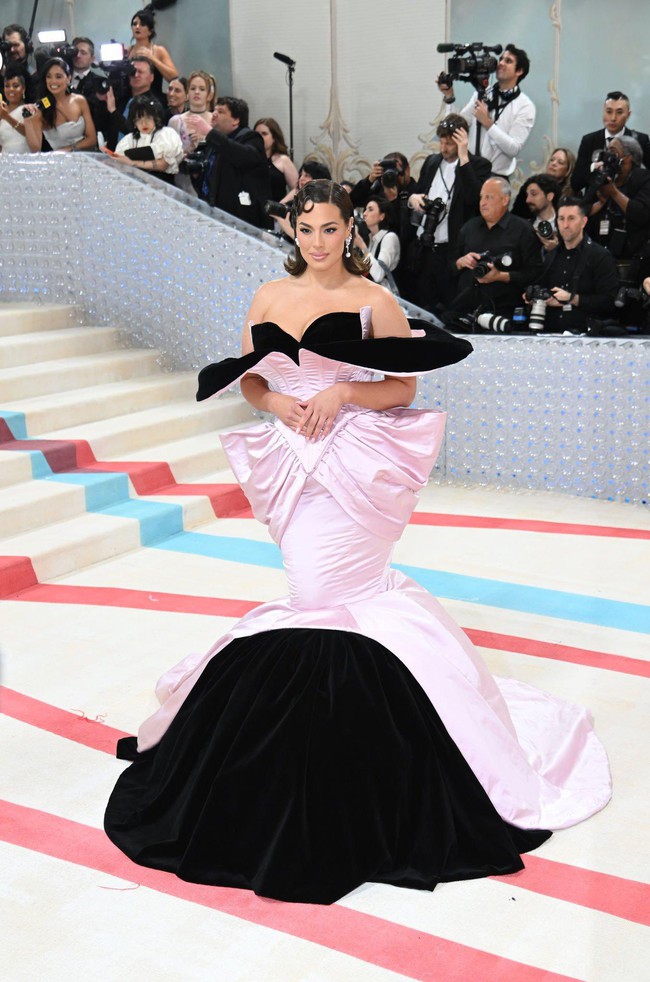 Met Gala 2023: Anne Hathaway xứng danh nữ thần, Rihanna đến muộn vẫn tạo spotlight, biệt đội châu Á có ăn đứt hội IT Girl quốc tế? - Ảnh 38.