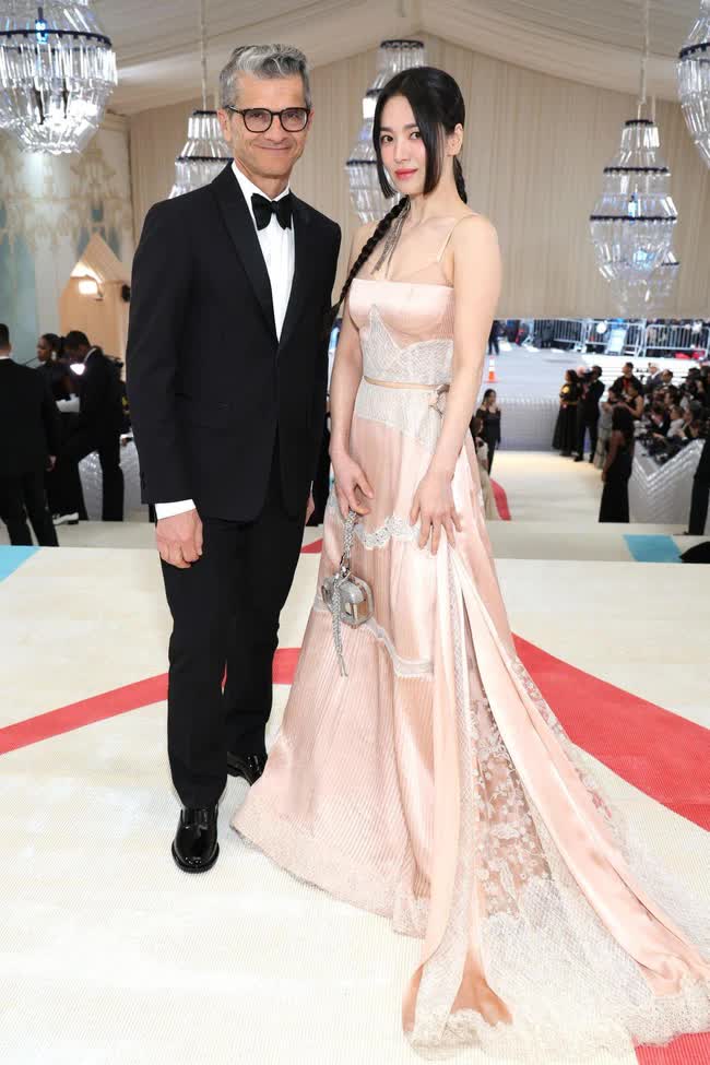 Song Hye Kyo lần đầu chào sân Met Gala: Phá cách tóc mới nhưng bị dìm, zoom cận lại đẹp chấp luôn ống kính hung thần - Ảnh 6.