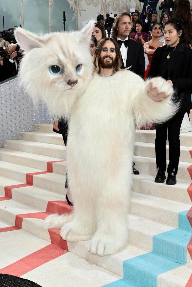 Jared Leto hóa trang thành mèo Choupette của Karl Lagerfeld trên thảm đỏ Met Gala - Ảnh 3.