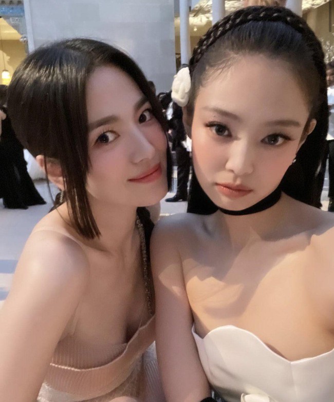 Song Hye Kyo chung khung hình với Jennie tại Met Gala 2023: Visual bất phân thắng bại nhưng tạo hình thì sao? - Ảnh 1.