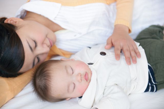 Trẻ kh&ocirc;ng ngủ c&ugrave;ng mẹ trước 3 tuổi, t&igrave;nh cảm mẹ con ng&agrave;y c&agrave;ng xa c&aacute;ch - Ảnh 1.