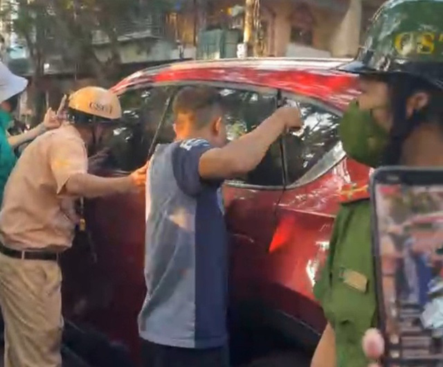 Hải Ph&ograve;ng: Lộ danh t&iacute;nh nữ t&agrave;i xế cố thủ 2 tiếng trong &ocirc; t&ocirc; sau khi vượt đ&egrave;n đỏ - Ảnh 3.