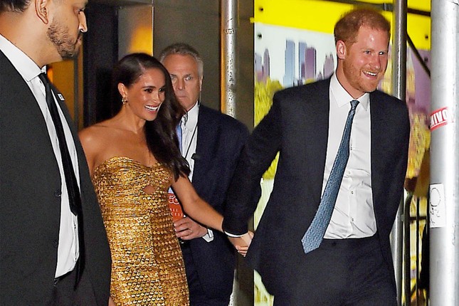 Harry v&agrave; Meghan đ&ograve;i giao nộp h&igrave;nh ảnh cuộc rượt đuổi - Ảnh 2.