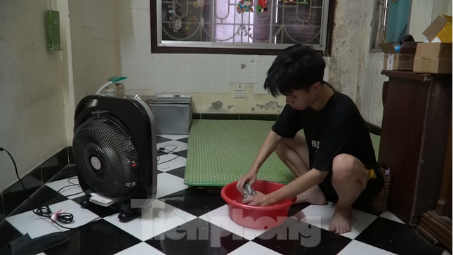 Sinh vi&ecirc;n H&agrave; th&agrave;nh chống chọi nắng n&oacute;ng: Lau chiếu h&agrave;ng chục lần, ngồi k&iacute;n cửa h&agrave;ng tiện lợi - Ảnh 3.